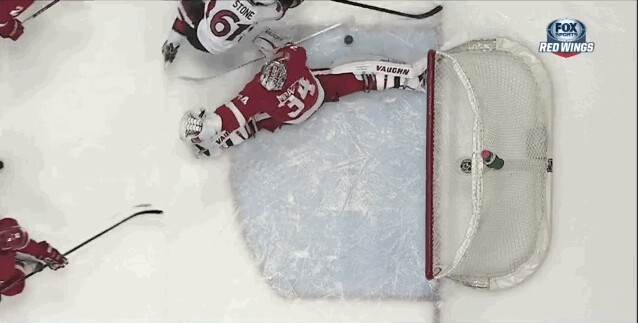 A voir : le grand écart salvateur de Petr Mrazek