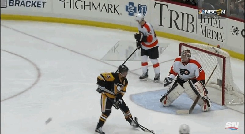 A voir : une charge appuyée de Chris Kunitz déloge un plexiglas