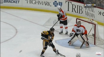 A voir : une charge appuyée de Chris Kunitz déloge un plexiglas