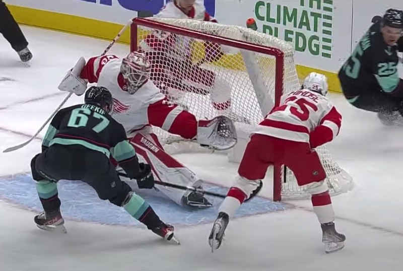 Nico Hischier und Taylor Hall liefern ihre Eindrücke vom Spiel gegen Bern