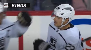 Sehenswert: Alex Owetschkin applaudiert Corey Price für seinen phantastischen Save eine Sekunde vor Spielende