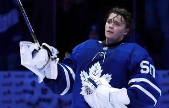 Erik Källgren dédie son masque à Börje Salming