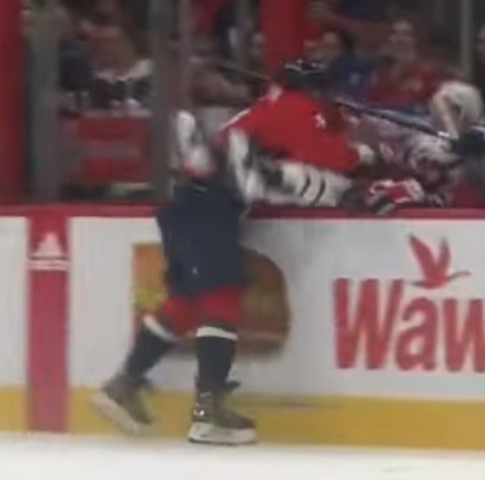 Alex Ovechkin envoie Conor Timmin sur le banc sans ménagement