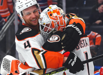 Lukas Dostal bat une marque de Jonas Hiller