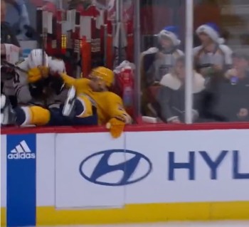 Petit passage express sur le banc adverse pour Nino Niederreiter