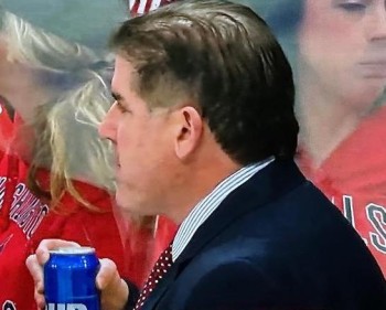Le coach des Capitals se siffle une bière sur le banc en début de match