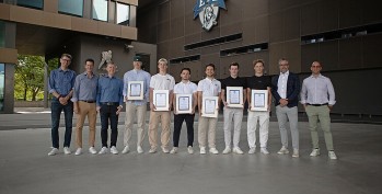 Peter Forsberg remet les diplômes aux jeunes talents zougois