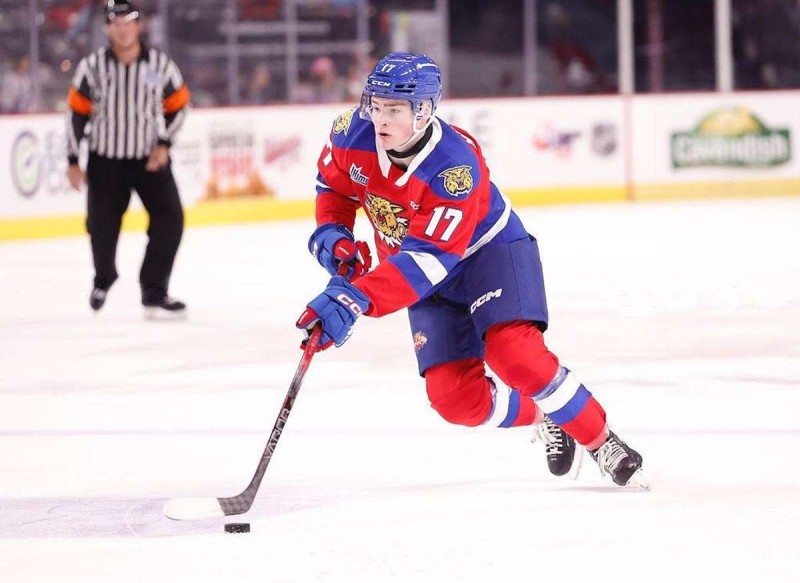 Ambri met la main sur Miles Müller