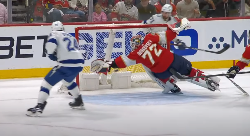 Sergei Bobrovsky fait un arrêt exceptionnel, dos à son adversaire