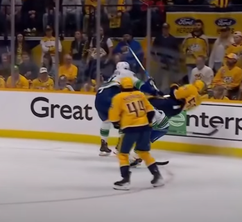 Roman Josi frappe un mur
