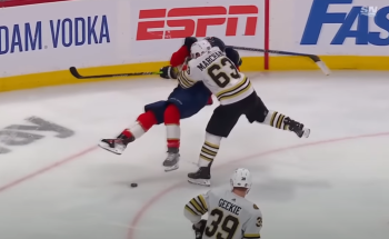 Brad Marchand se fait plaisir sur Matthew Tkachuk