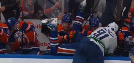 Nikita Zadorov renvoie sèchement Evander Kane sur son banc