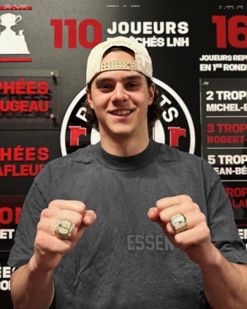 Théo Rochette suscite de l'intérêt en NHL et maîtrise parfaitement... le switch entre français et québécois