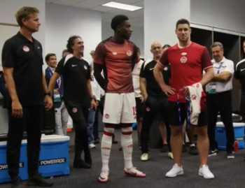 Sidney Crosby en soutient de l'équipe de foot du Canada