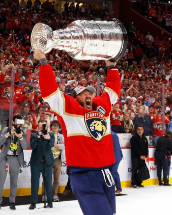 Kyle Okposo privé pour l'instant de sa journée avec la Coupe Stanley