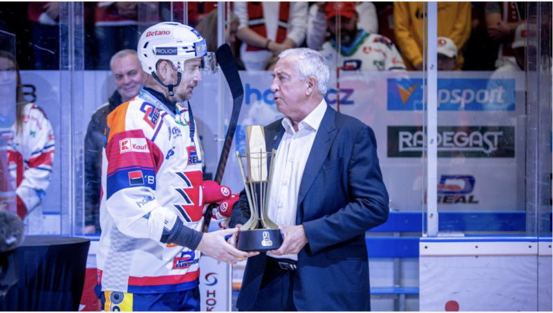 Roman Cervenka erhält die Trophäe für den Spieler des Jahres