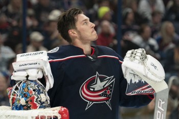 Elvis Merzlikins ehrt Johnny Gaudreau auf seiner neuen Maske