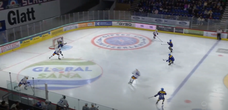 Elia Riva trifft aus der Defensivzone