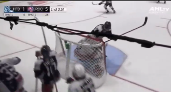 Ein Jahr später rächt er sich an dem Wachmann, der ihn verletzt hatte