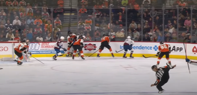 Ein Schiedsrichter wird nach einem Zusammenstoß mit einem Spieler auf einer Trage herausgetragen