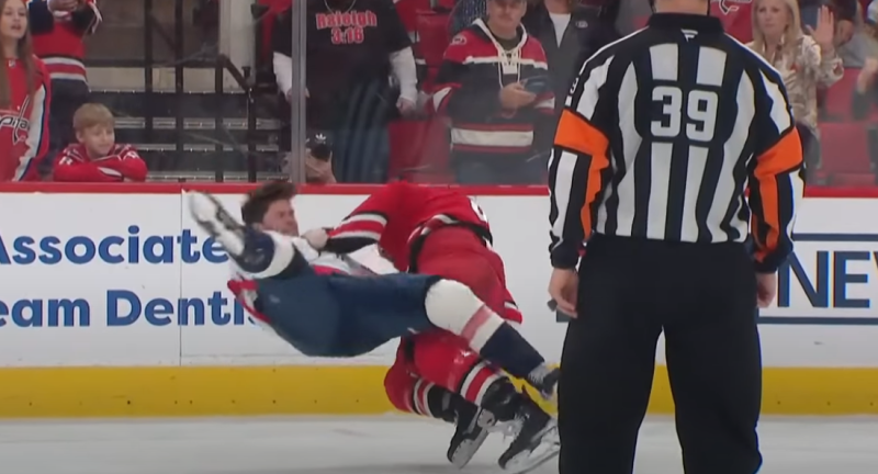 Jalen Chatfield renverse Connor McMichael