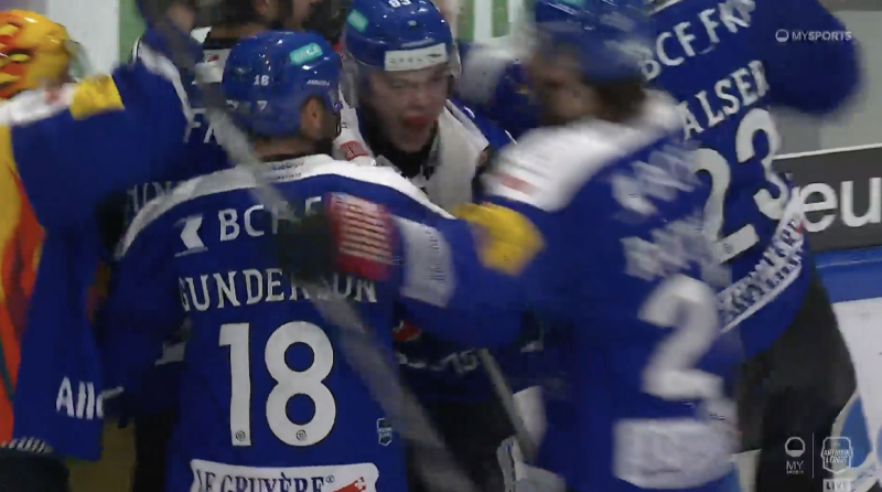 Fribourg a trois pucks de finale, Davos égalise