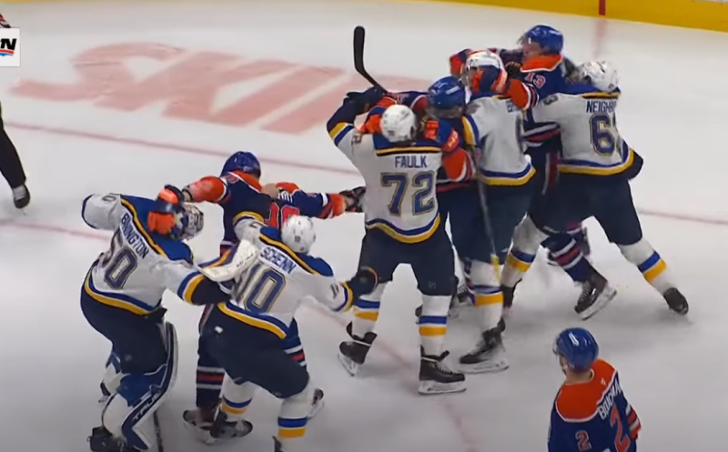 Le gardien Jordan Binnington des Blues déclenche une bagarre