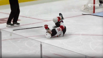 Le gardien des Devils blesse son propre joueur de manière bien maladroite