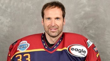Petr Čech défendra la cage de l'équipe de Kevin Fiala