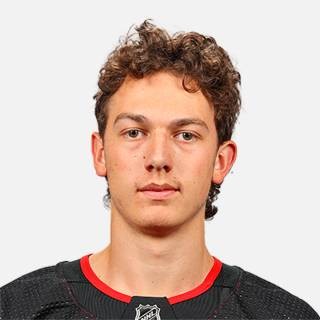 Ca coince toujours entre les Devils et Luke Hughes