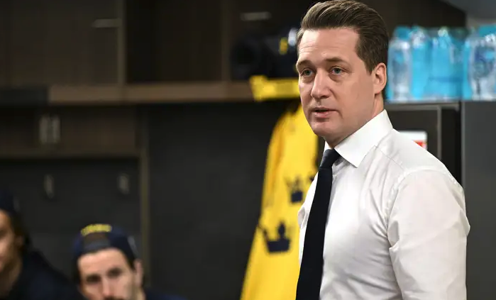 Sam Hallam espère que coacher en Suisse lui ouvre les portes de la NHL