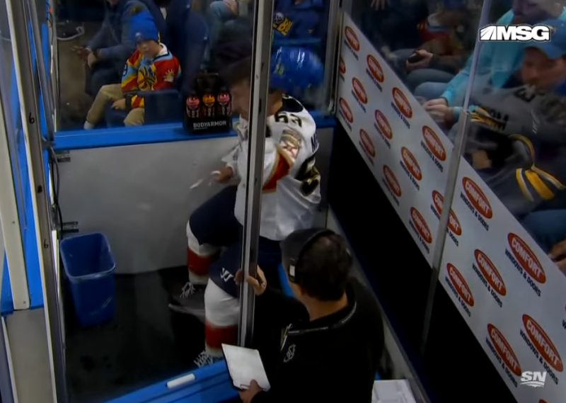 Brad Marchand vole et détruit le casque de Rasmus Dahlin