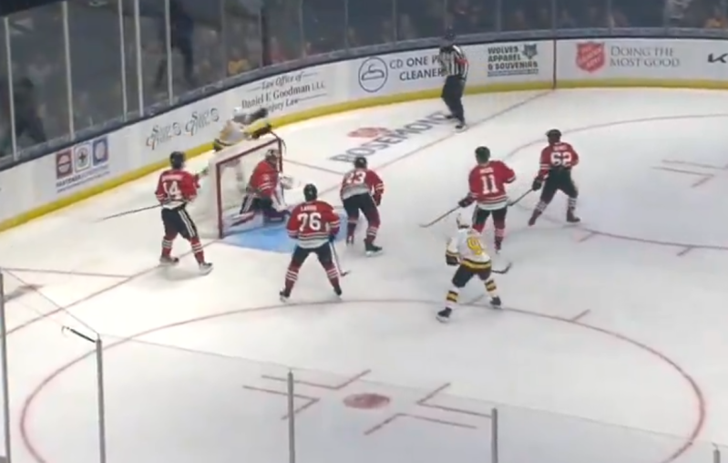 Un joli airhook de Bradly Nadeau en AHL