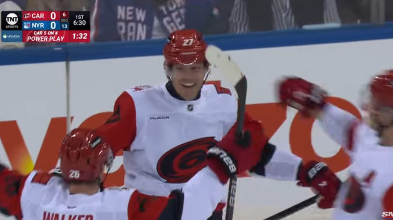 Nikolaj Ehlers marque son premier but avec les Carolina Hurricanes