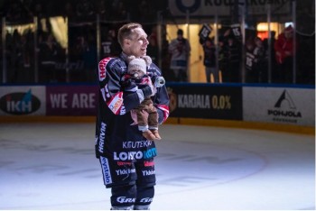 Juha-Pekka Hytönen verra son maillot retiré