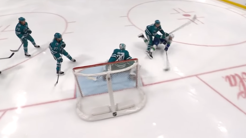 Elias Pettersson marque dans une position impossible