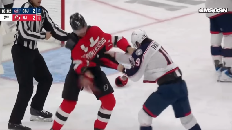 Jonas Siegenthaler wurde aus einem eher ungewöhnlichen Grund vom Eis geschickt: sein Trikot war nicht korrekt befestigt