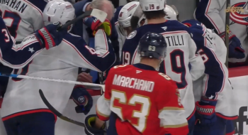 Brad Marchand joue l'espion sur le banc adverse