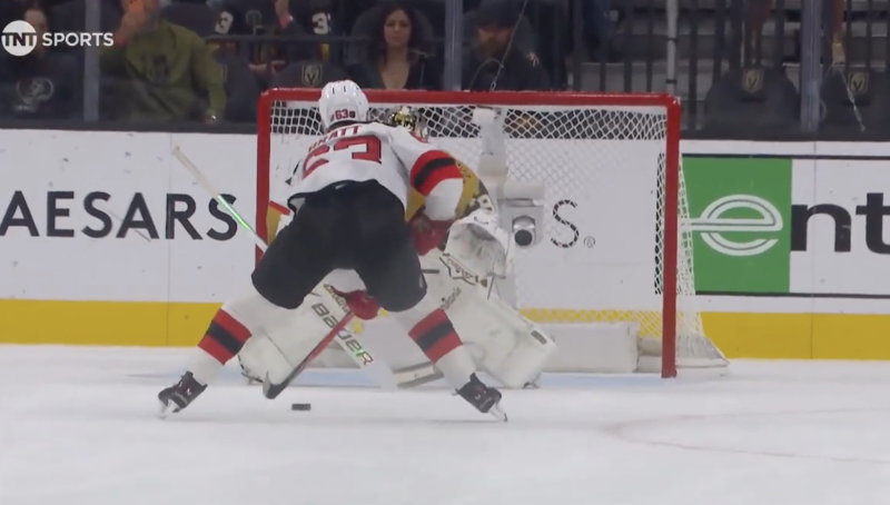 Jesper Bratt offre la victoire aux Devils d'un superbe penalty