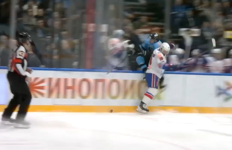 Ein Spieler schleudert seinen Gegenspieler auf den Ersatzgoalie