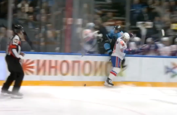 Ein Spieler schleudert seinen Gegenspieler auf den Ersatzgoalie