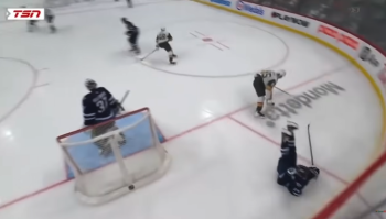 Haydn Fleury wird nach einem heftigen Aufprall gegen die Bande auf einer Trage abtransportiert