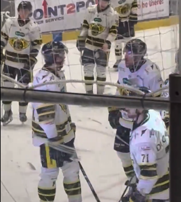 Milan Lucic frappe... un de ses coéquipiers